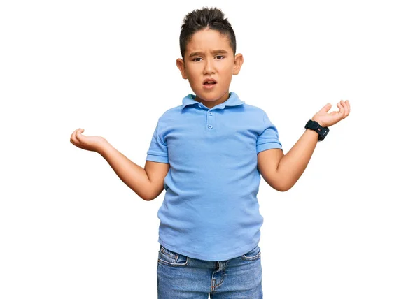 小さな男の子のヒスパニック系の子供はカジュアル服を着て無謀と腕を開いて混乱 アイデアの概念がない — ストック写真