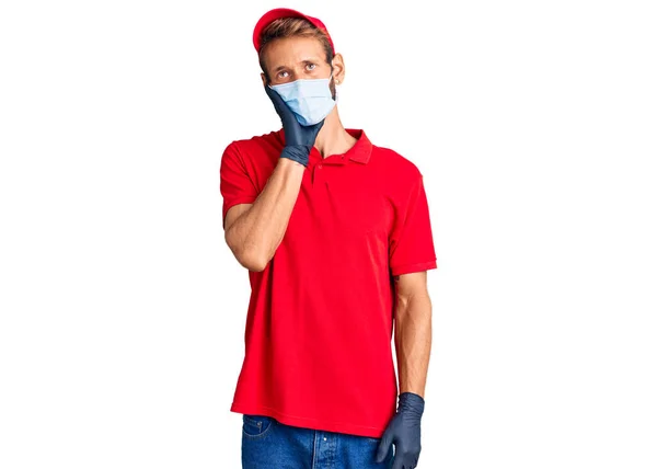 Hombre Guapo Rubio Con Barba Llevando Uniforme Parto Máscara Médica — Foto de Stock