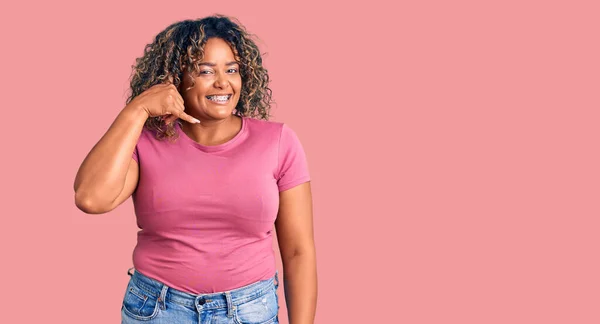 Jonge Afro Amerikaanse Size Vrouw Draagt Casual Kleding Lachend Telefoongebaar — Stockfoto