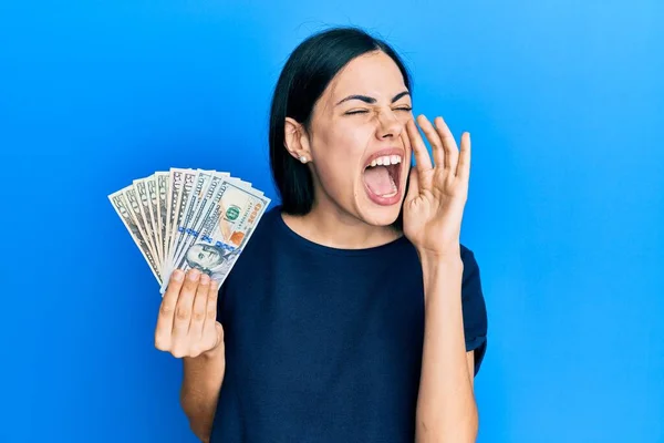 Hermosa Mujer Joven Sosteniendo Dólares Gritando Gritando Fuerte Lado Con — Foto de Stock