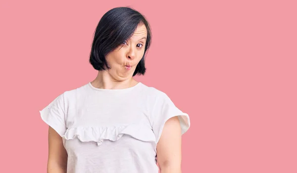 Mujer Morena Con Síndrome Vistiendo Camiseta Blanca Casual Haciendo Cara —  Fotos de Stock
