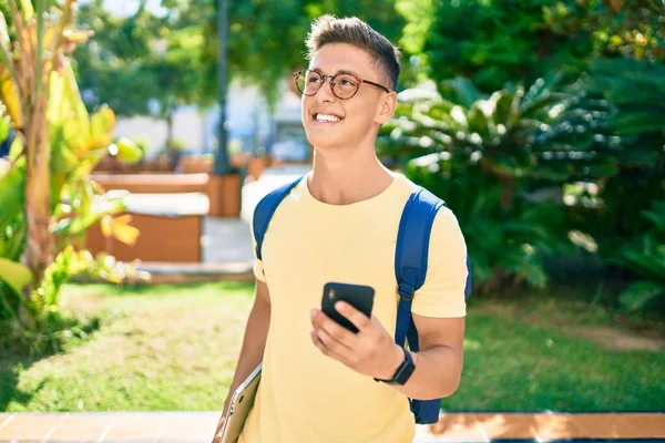 Joven Estudiante Hispano Sonriendo Feliz Usando Smartphone Caminando Por Campus —  Fotos de Stock