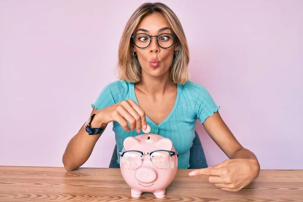 Beautiful Caucasian Woman Holding Piggy Bank Glasses Making Fish Face — Stock Photo, Image