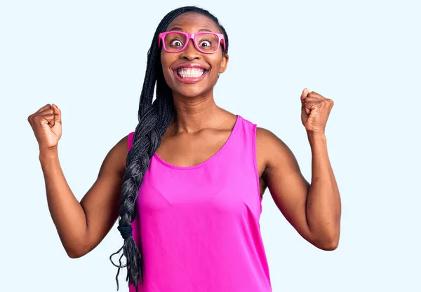 Jonge Afrikaans Amerikaanse Vrouw Draagt Casual Kleding Een Bril Vieren — Stockfoto