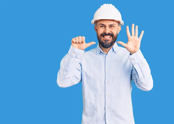 Jovem Homem Bonito Vestindo Arquiteto Hardhat Mostrando Apontando Para Cima — Fotografia de Stock