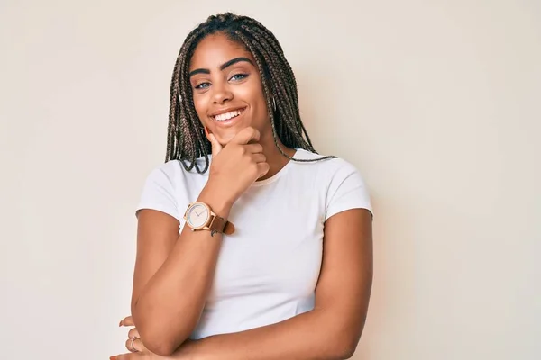 Jeune Femme Afro Américaine Avec Des Tresses Portant Shirt Blanc — Photo