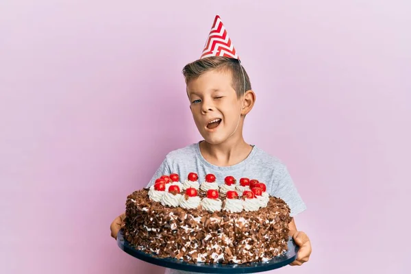 Criança Caucasiana Adorável Comemorando Aniversário Com Bolo Piscando Olhando Para — Fotografia de Stock