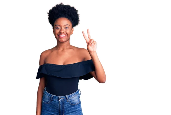 Mujer Afroamericana Joven Vistiendo Ropa Casual Sonriendo Con Cara Feliz —  Fotos de Stock