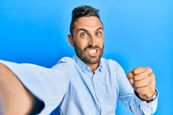 Hombre Guapo Con Barba Tomando Una Foto Selfie Con Teléfono —  Fotos de Stock