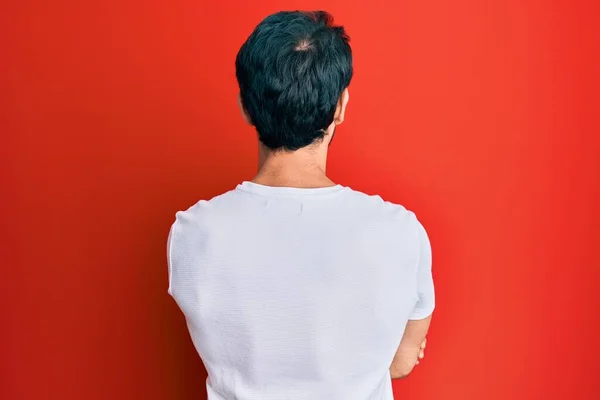 Νεαρός Ισπανός Λευκό Μπλουζάκι Που Στέκεται Ανάποδα Κοιτώντας Αλλού Σταυρωμένα — Φωτογραφία Αρχείου