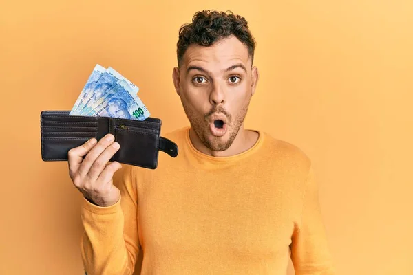 Hombre Guapo Con Barba Sosteniendo Billetera Con Billetes Rand Sonriendo —  Fotos de Stock