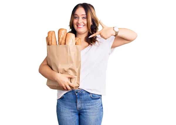 Joven Hermosa Mujer Caucásica Sosteniendo Bolsa Papel Con Pan Sonriendo —  Fotos de Stock