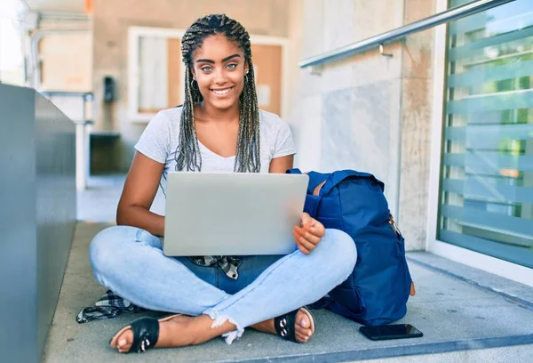 Genç Afrikalı Amerikalı Öğrenci Kampüste Bilgisayar Kullanarak Mutlu Bir Şekilde — Stok fotoğraf