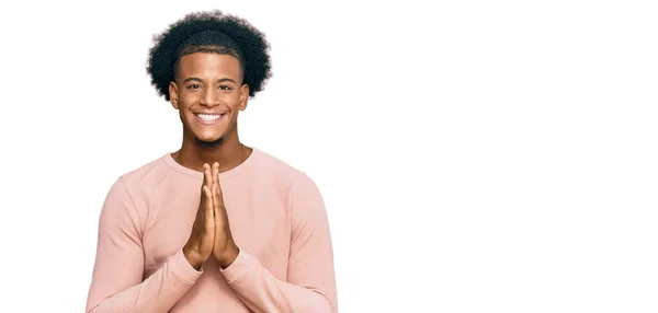 Afro Saçlı Sıradan Giyinmiş Elleriyle Dua Eden Affedilmek Isteyen Kendinden — Stok fotoğraf