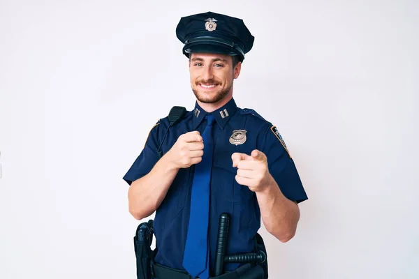 Ung Kaukasisk Man Polisuniform Pekar Finger Mot Kamera Med Glada — Stockfoto
