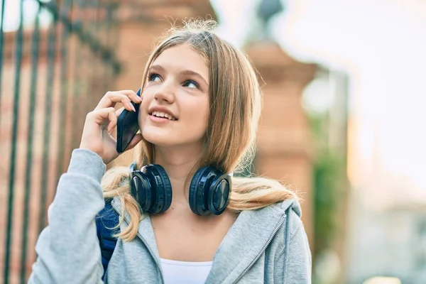 Όμορφη Καυκάσιος Φοιτητής Έφηβος Χαμογελά Χαρούμενος Μιλώντας Στο Smartphone Στην — Φωτογραφία Αρχείου