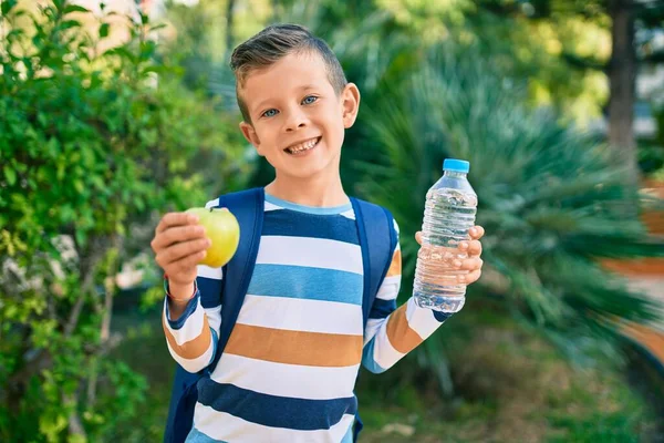 Adorable Estudiante Caucásico Sonriendo Feliz Sosteniendo Manzana Verde Botella Agua —  Fotos de Stock