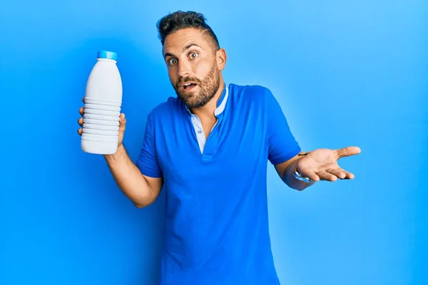 Knappe Man Met Baard Met Liter Fles Melk Vieren Prestatie — Stockfoto