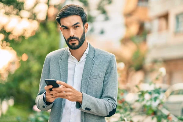 Jonge Spaanse Zakenman Met Serieuze Expressie Met Smartphone Stad — Stockfoto