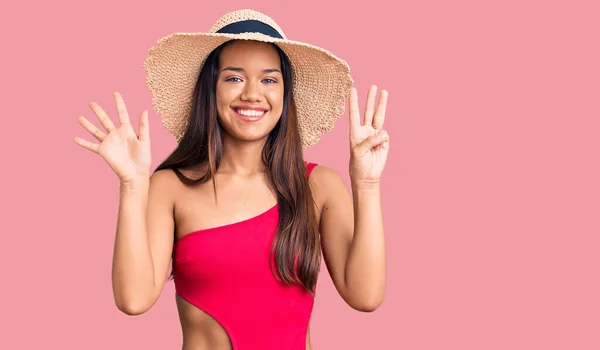 Junge Schöne Lateinische Mädchen Badebekleidung Und Sommermütze Zeigen Und Zeigen — Stockfoto