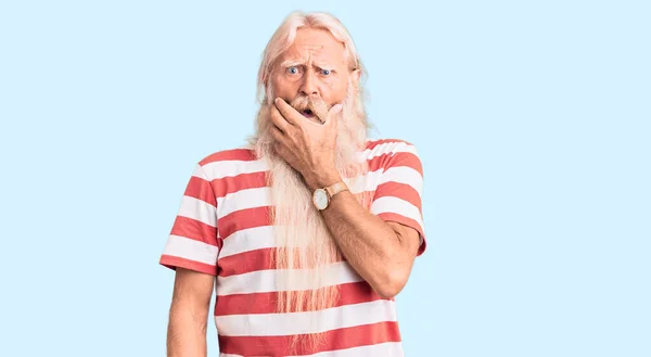 Vecchio Uomo Anziano Con Capelli Grigi Lunga Barba Indossa Maglietta — Foto Stock