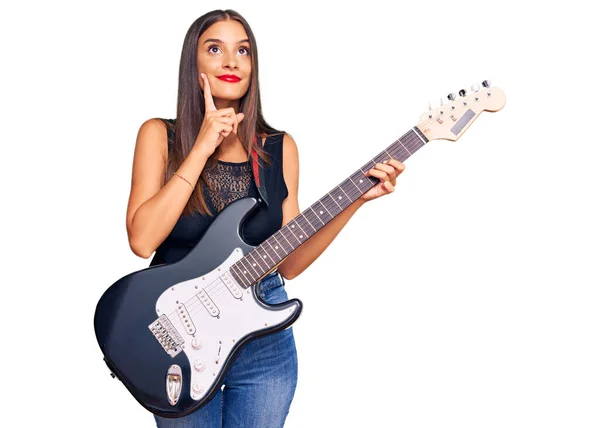 Jeune Femme Hispanique Jouant Guitare Électrique Visage Sérieux Pensant Question — Photo