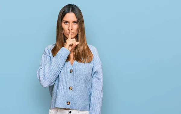 Junge Frau Lässiger Kleidung Die Mit Dem Finger Auf Den — Stockfoto