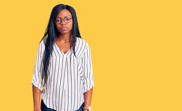 Ung Afrikansk Amerikansk Kvinna Bär Tillfälliga Kläder Och Glasögon Deprimerade — Stockfoto