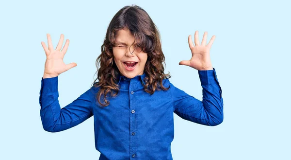 Criança Bonito Com Cabelos Longos Vestindo Roupas Casuais Celebrando Louco — Fotografia de Stock