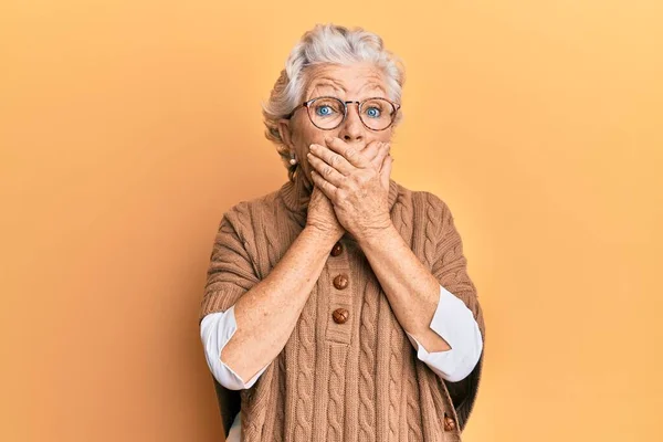 Eine Ältere Grauhaarige Frau Lässiger Kleidung Und Brille Schockierte Als — Stockfoto