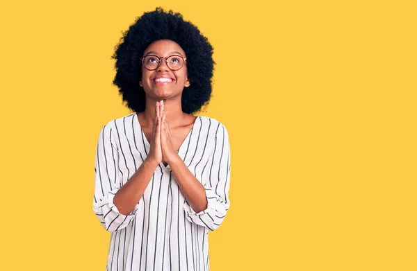 若いアフリカ系アメリカ人女性は カジュアルな服や眼鏡を着用し 手で物乞いや祈りを一緒に顔に希望の表現は非常に感情的かつ心配しています お願い — ストック写真