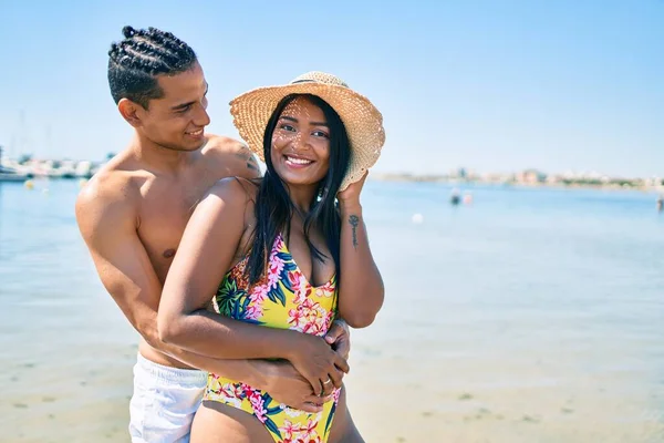 Joven Pareja Latina Vistiendo Traje Baño Sonriendo Feliz Abrazándose Playa —  Fotos de Stock