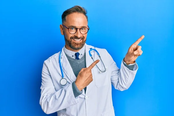 Knappe Man Van Middelbare Leeftijd Doktersuniform Stethoscoop Lachend Kijkend Naar — Stockfoto