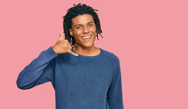 Jovem Afro Americano Vestindo Camisola Inverno Casual Sorrindo Fazendo Gesto — Fotografia de Stock