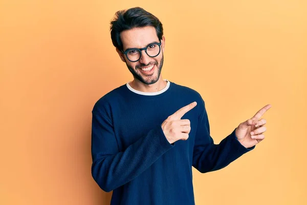 Jonge Spaanse Man Casual Kleding Een Bril Glimlachend Kijkend Naar — Stockfoto