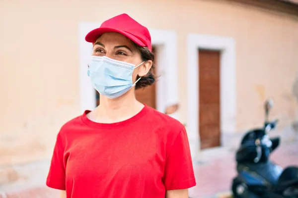 Παράδοση Επιχειρηματίας Γυναίκα Φορώντας Στολή Και Μάσκα Ασφαλείας Coronavirus — Φωτογραφία Αρχείου