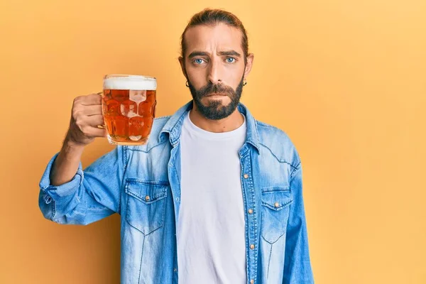 Atrakcyjny Mężczyzna Długimi Włosami Brodą Pijący Kufel Piwa Myślący Trzeźwy — Zdjęcie stockowe