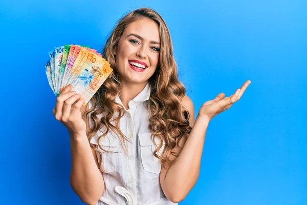 Menina Loira Jovem Segurando Notas Franco Suíço Celebrando Realização Com — Fotografia de Stock