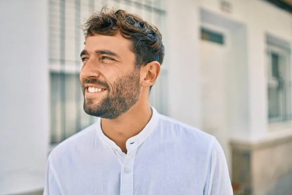 Hombre Guapo Con Barba Llevando Camisa Blanca Casual Día Soleado — Foto de Stock