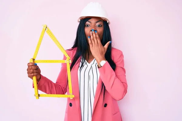 Jonge Afro Amerikaanse Vrouw Draagt Een Fietshelm Houdt Een Waterfles — Stockfoto