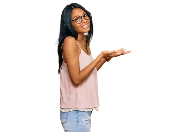 Jeune Femme Afro Américaine Portant Des Vêtements Décontractés Des Lunettes — Photo