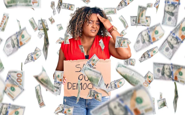 Молода Афроамериканка Велика Жінка Тримає Собою Прапор Демократії Напружений Розчарований — стокове фото