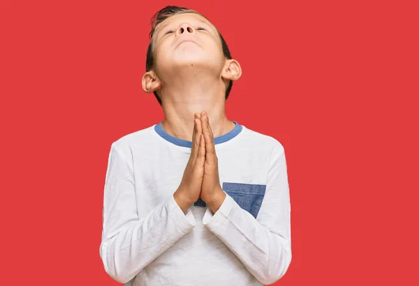 Sevimli Beyaz Çocuk Günlük Kıyafetler Giyip Elleri Bağlı Yalvarıyor Dua — Stok fotoğraf