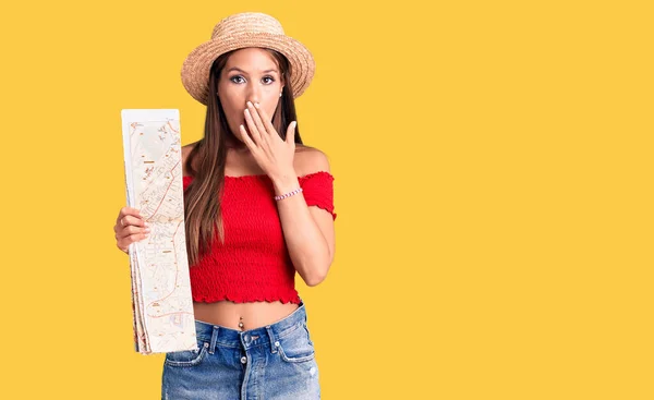 Joven Mujer Hispana Hermosa Con Sombrero Verano Sosteniendo Mapa Ciudad — Foto de Stock