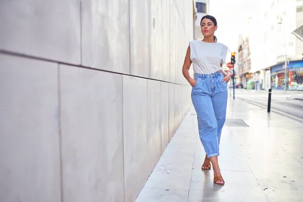 Mulher Bonita Vestindo Roupas Elegantes Andando Pela Rua — Fotografia de Stock