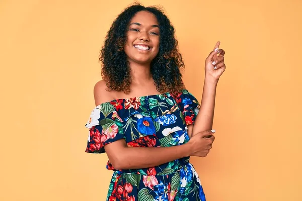 Jovem Afro Americana Vestindo Roupas Casuais Com Grande Sorriso Rosto — Fotografia de Stock