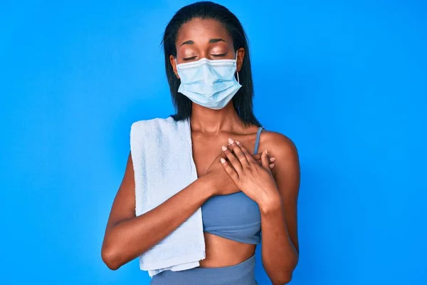 Νεαρή Αφροαμερικανή Γυναίκα Που Φοράει Αθλητικά Ρούχα Και Ιατρική Μάσκα — Φωτογραφία Αρχείου