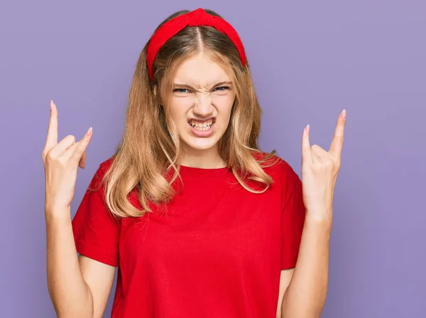 Hermosa Chica Caucásica Joven Con Camiseta Roja Casual Gritando Con —  Fotos de Stock