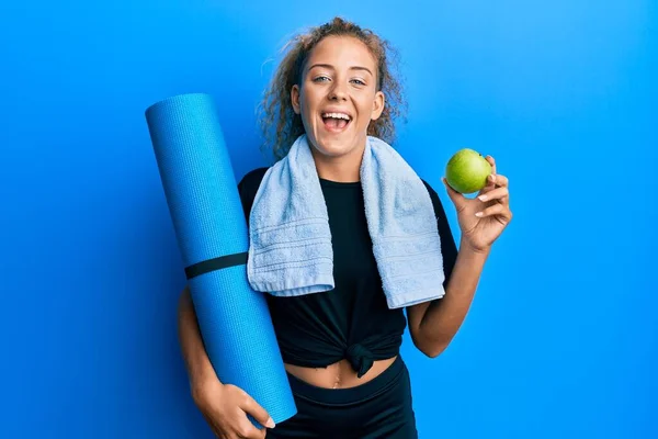 Schöne Kaukasische Teenager Mädchen Mit Yogamatte Und Grünem Apfel Lächelt — Stockfoto