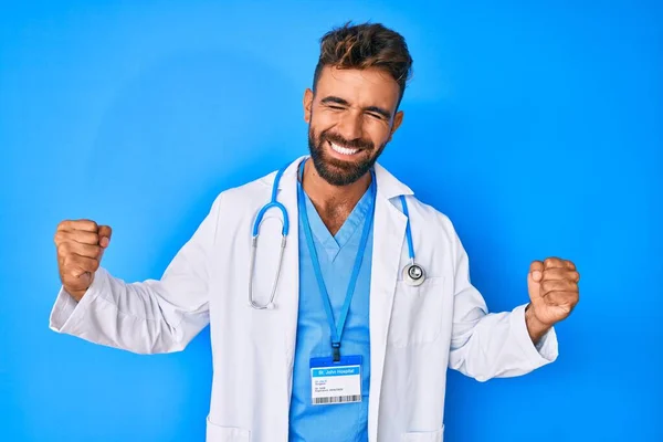 Jovem Hispânico Vestindo Uniforme Médico Estetoscópio Muito Feliz Animado Fazendo — Fotografia de Stock